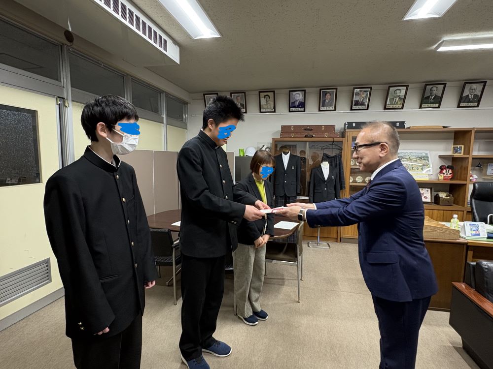 生徒さんに支援金贈呈